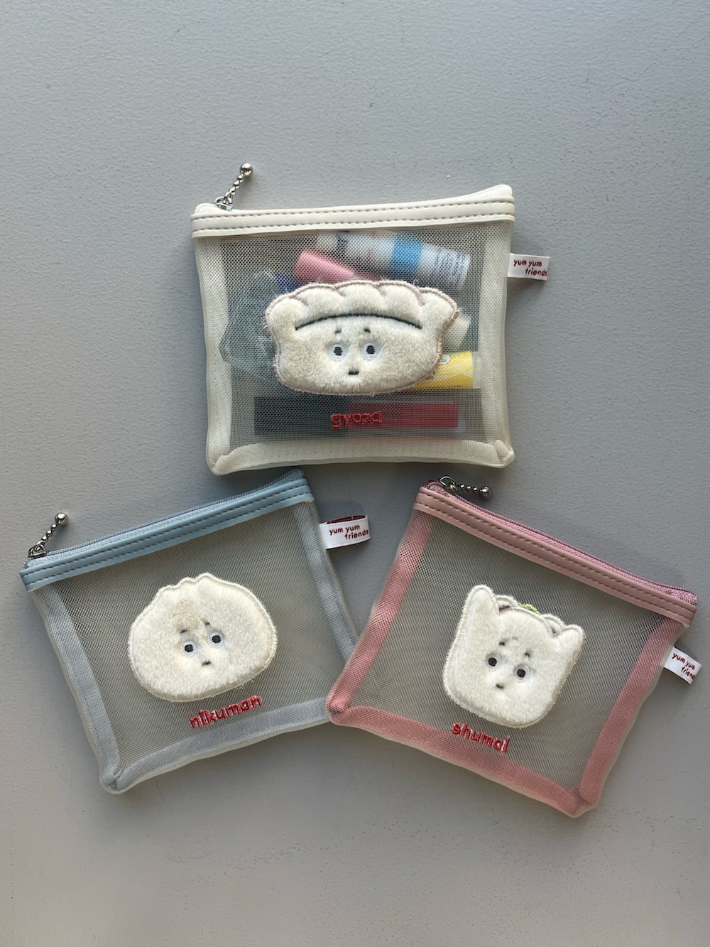 グレー系のエコバッグ/サブバッグ、グリーン系の財布、オレンジ系のスマホグッズを着用したレディースの秋コーディネートの2枚目の写真