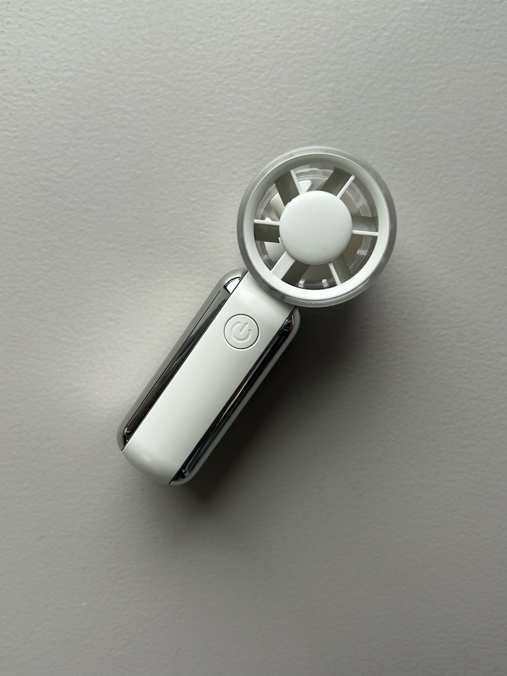 レッド系のポーチ、ブラック系のカメラ/カメラグッズ、ホワイト系の生活家電を着用したレディースの夏コーディネートの4枚目の写真