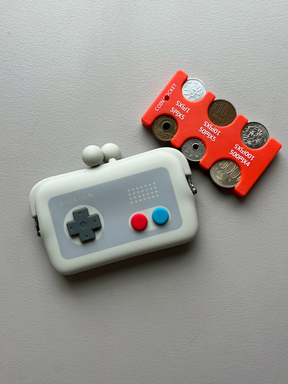 グレー系のポーチ、その他のハンドケア/ハンドクリーム、ピンク系の手鏡/メイクミラーを着用したレディースの夏コーディネートの2枚目の写真