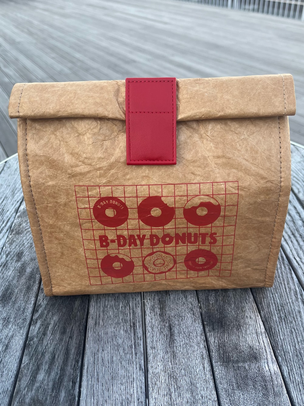 ホワイト系のお弁当箱、ホワイト系のチャーム、ベージュ系のお弁当箱を着用したレディースの冬コーディネートの2枚目の写真