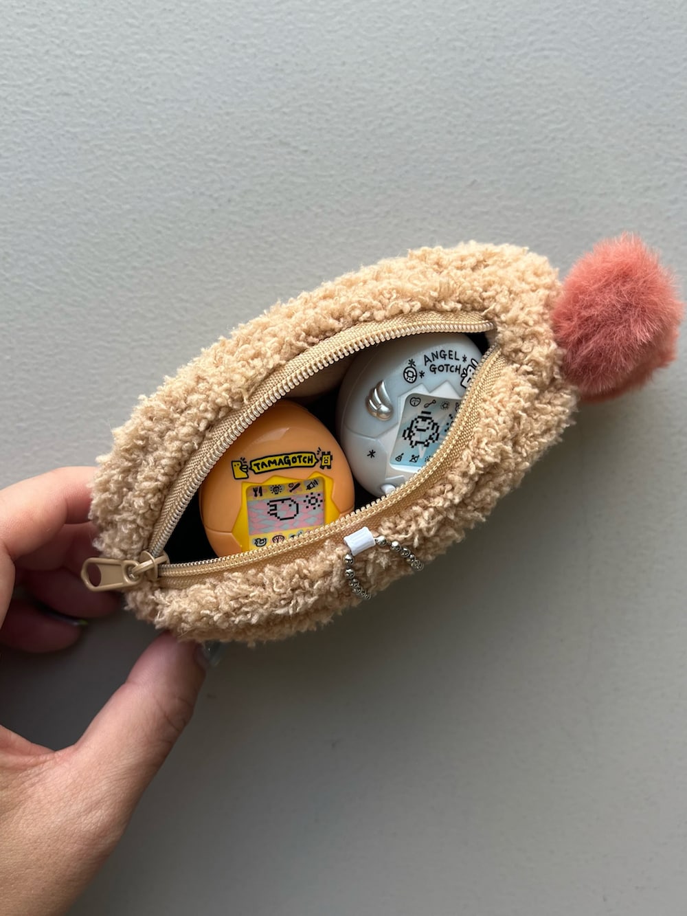 ホワイト系のポーチ、シルバー系の財布、イエロー系のインテリア雑貨を着用したレディースの冬コーディネートの4枚目の写真