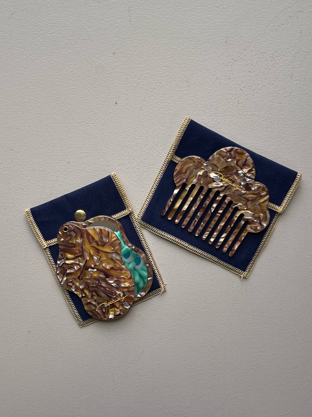 グリーン系のポーチ、シルバー系の財布、グレー系のポーチを着用したレディースの秋コーディネートの4枚目の写真