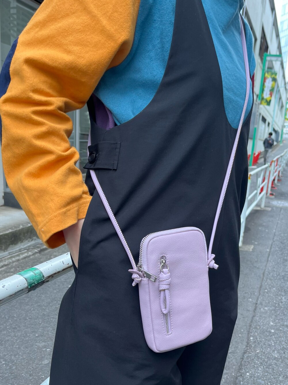 パープル系のショルダーバッグ、ホワイト系のスニーカー、その他のTシャツ/カットソーを着用したレディースの春コーディネートの2枚目の写真