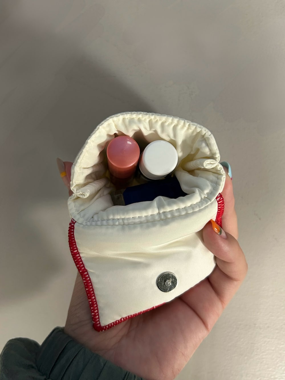 イエロー系のエコバッグ/サブバッグ、ホワイト系のポーチ、グリーン系の生活家電を着用したレディースの春コーディネートの3枚目の写真