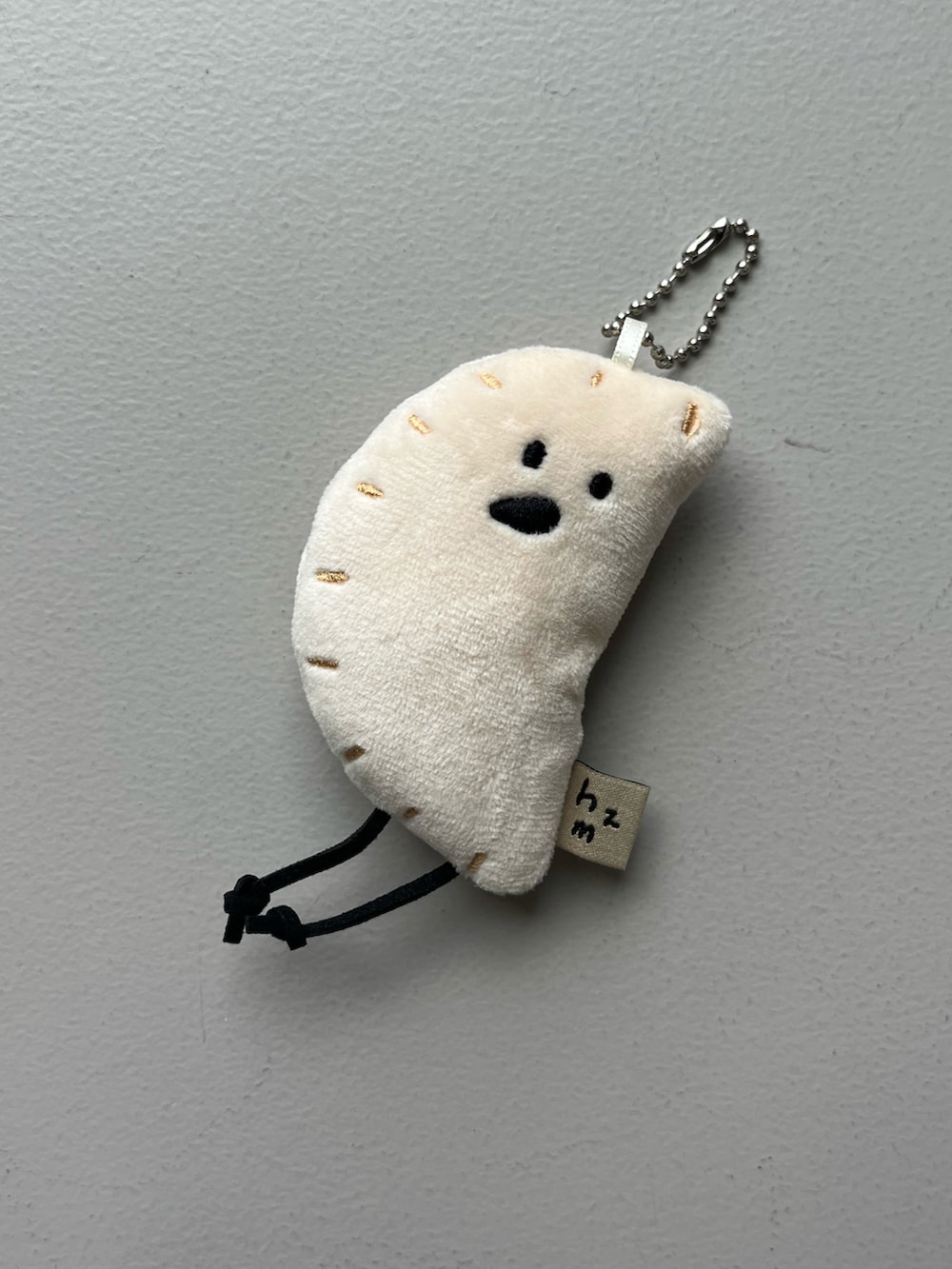 ピンク系のエコバッグ/サブバッグ、グリーン系のポーチ、ベージュ系のチャームを着用したレディースの夏コーディネートの5枚目の写真