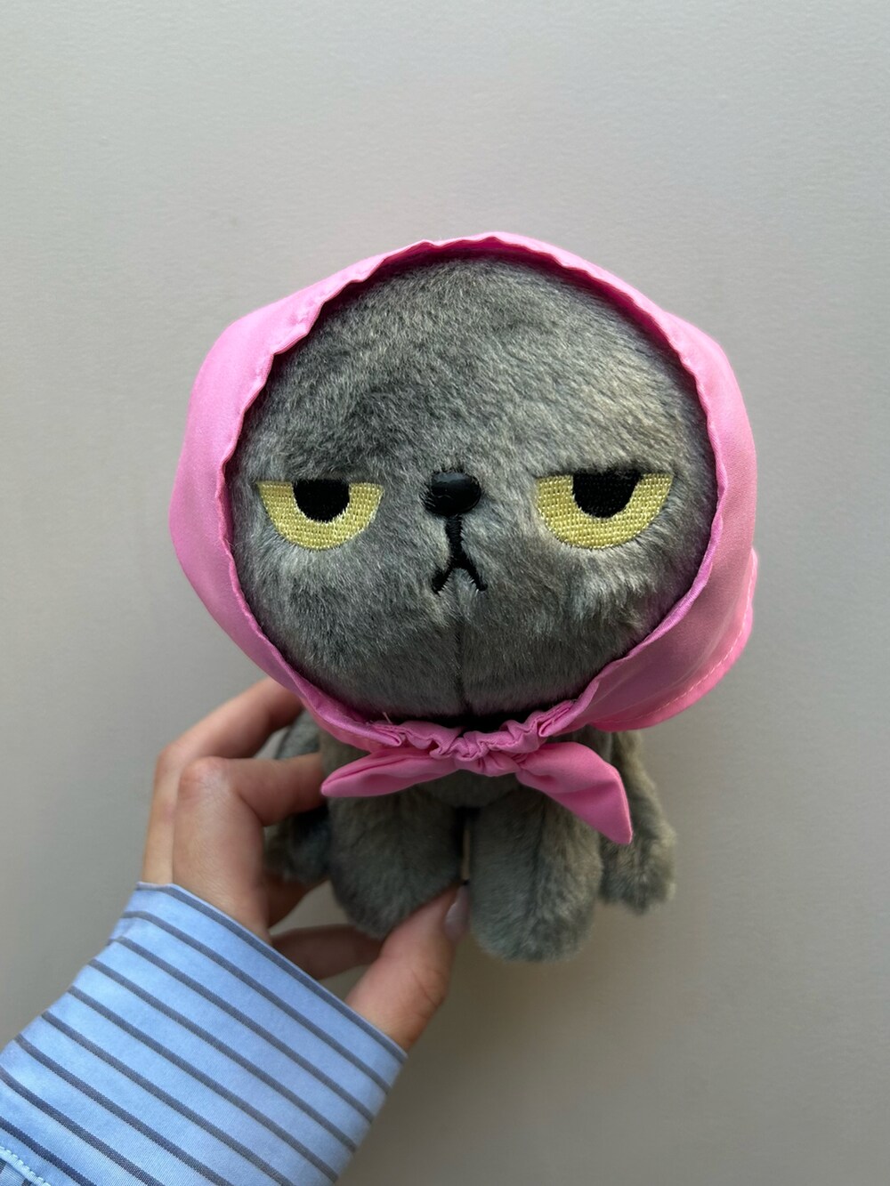 グレー系のおもちゃ、グレー系のおもちゃを着用したレディースの春コーディネートの2枚目の写真