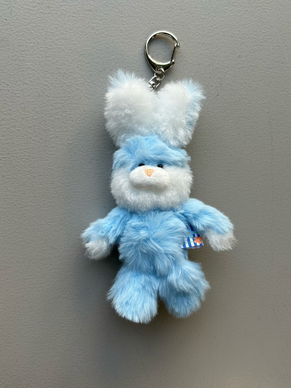 グレー系のスマホグッズ、ベージュ系の財布、グレー系のポーチを着用したレディースの春コーディネートの4枚目の写真