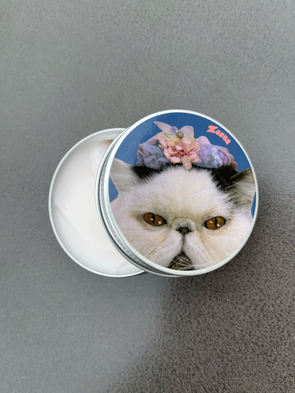 オレンジ系のスマホグッズ、ブルー系のハンドケア/ハンドクリーム、オレンジ系のキーホルダーを着用したレディースの春コーディネートの2枚目の写真