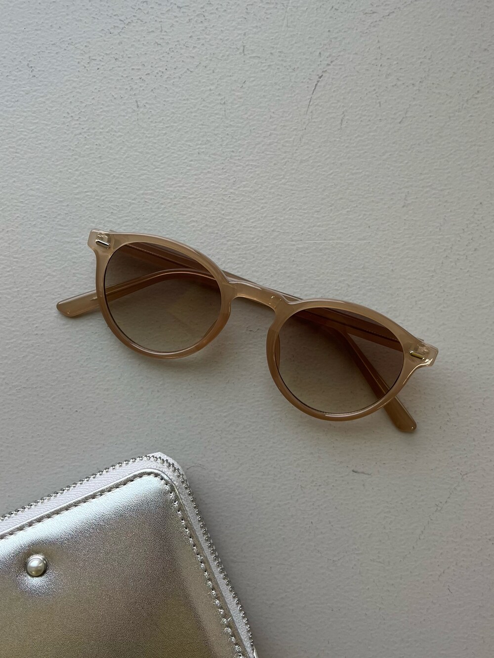 シルバー系のその他小物、ブルー系の香水、レッド系の香水を着用したレディースの春コーディネートの5枚目の写真