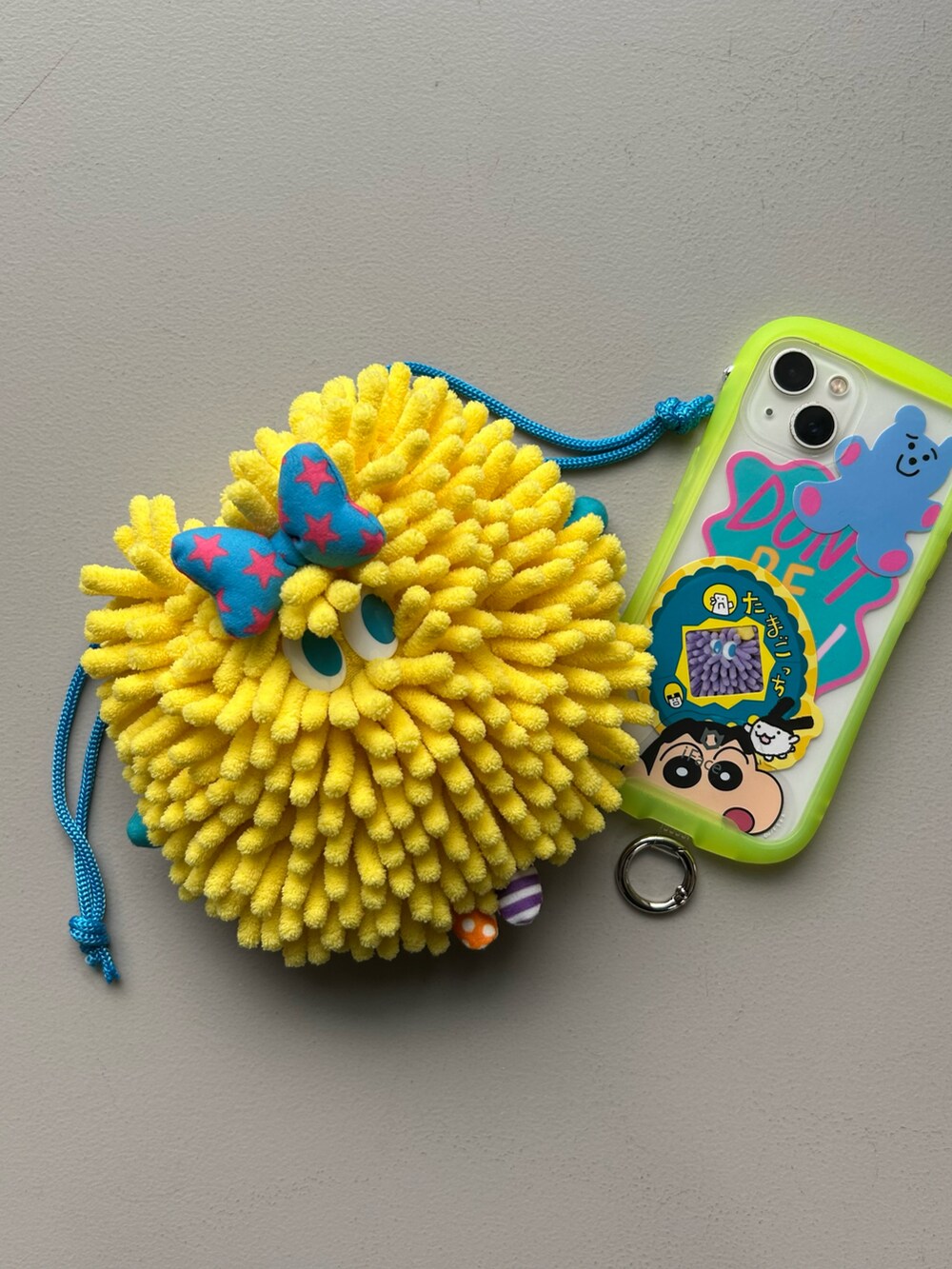 イエロー系のポーチ、グリーン系の財布、ホワイト系のチャームを着用したレディースの秋コーディネートの2枚目の写真