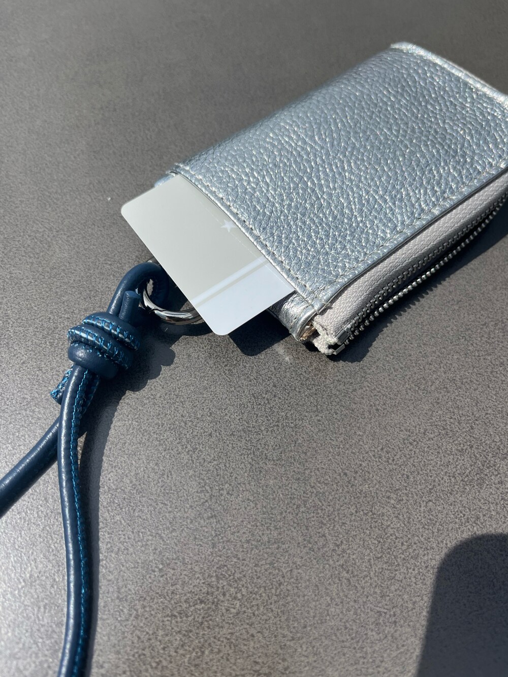 シルバー系の財布、ブラック系の財布、その他の財布を着用したレディースの夏コーディネートの4枚目の写真