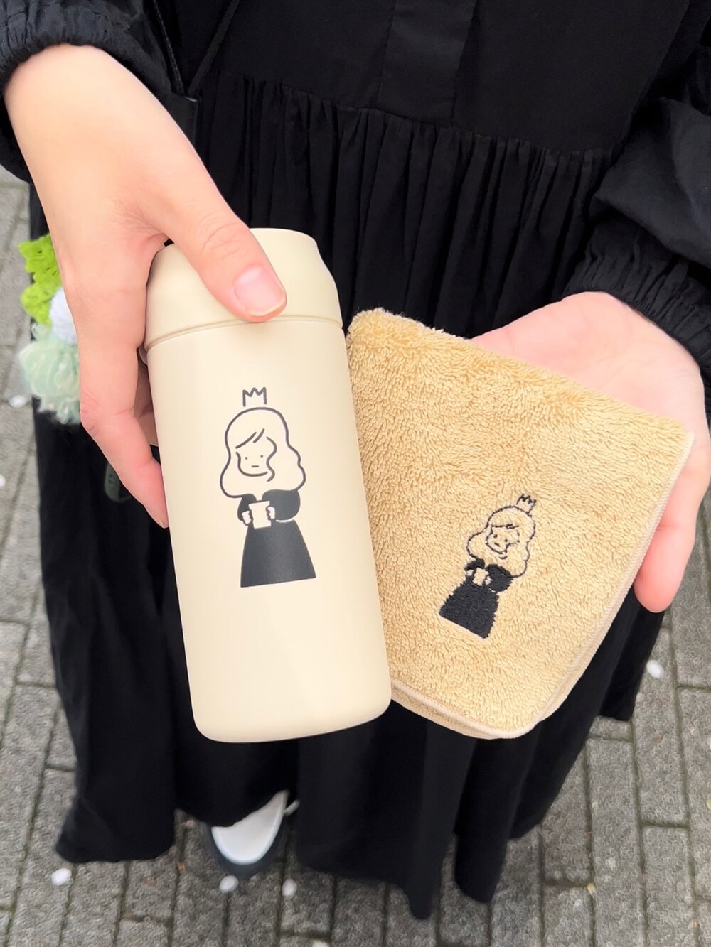 ベージュ系の水筒、ホワイト系の水筒を着用したレディースの春コーディネートの3枚目の写真