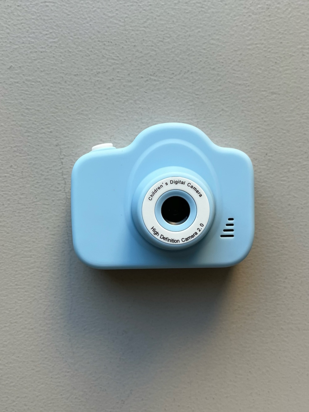 グレー系のポーチ、シルバー系の財布、グレー系のポーチを着用したレディースの冬コーディネートの2枚目の写真