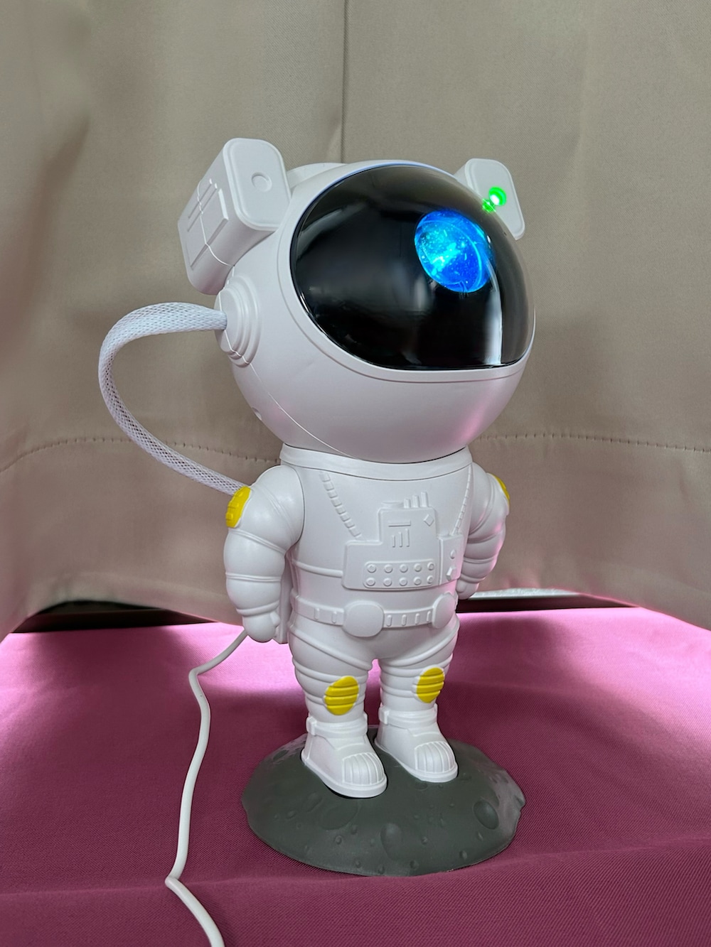 ホワイト系の生活家電を着用したレディースの夏コーディネートの4枚目の写真