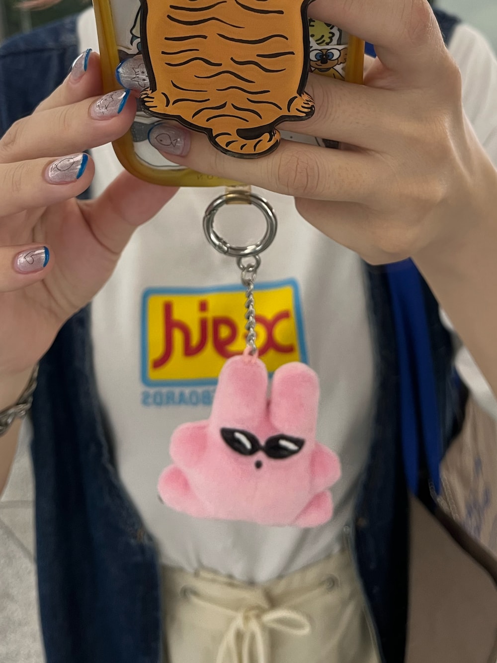 ピンク系のキーホルダーを着用したレディースの夏コーディネートの2枚目の写真