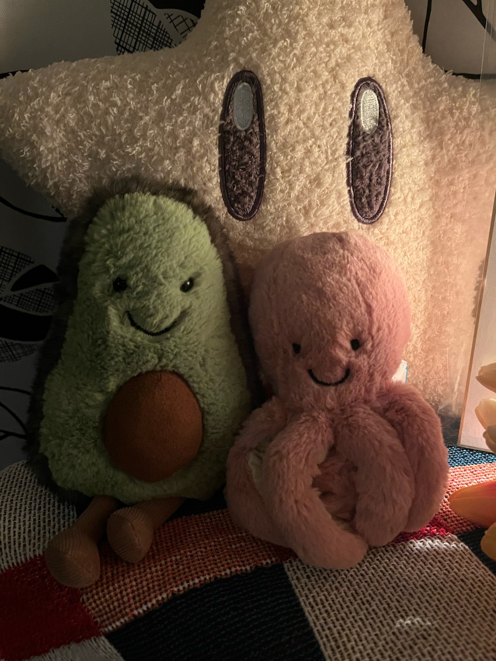 グリーン系のキャンドル、ブルー系のキャンドル、レッド系のブランケットを着用したレディースの春コーディネートの4枚目の写真