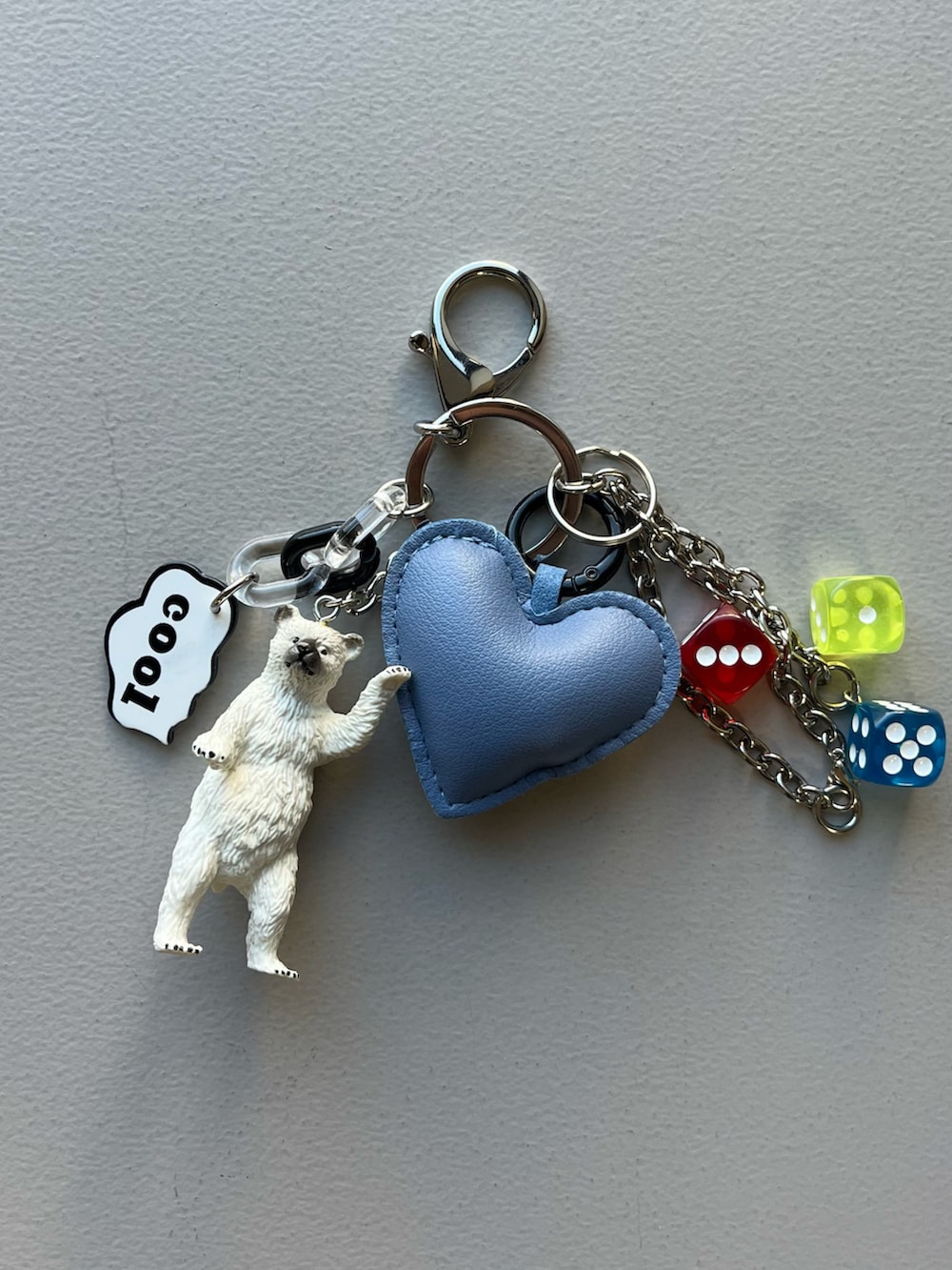 グレー系のポーチ、ベージュ系の財布、ブルー系の生活家電を着用したレディースの春コーディネートの4枚目の写真