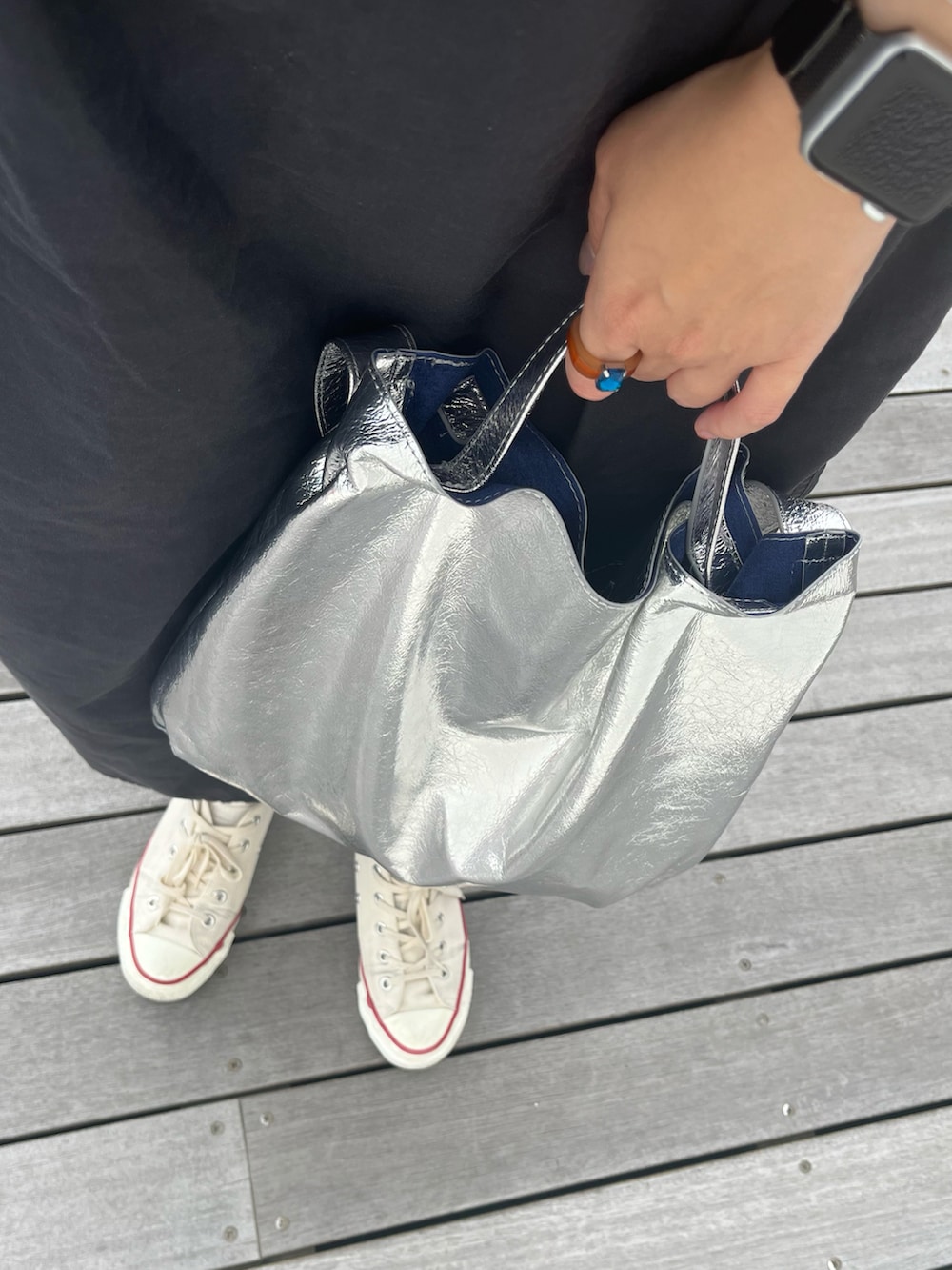 シルバー系のトートバッグ、ブルー系のパスケース、ピンク系の財布を着用したレディースの春コーディネートの2枚目の写真