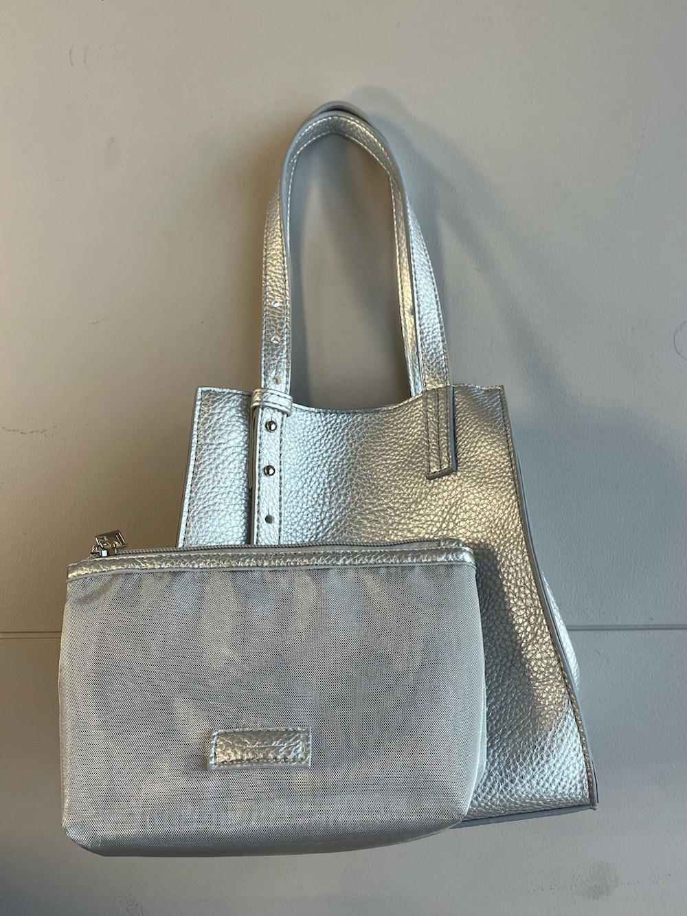 シルバー系のトートバッグ、ブラック系のTシャツ/カットソー、ブラック系のジャンパースカートを着用したレディースの冬コーディネートの5枚目の写真