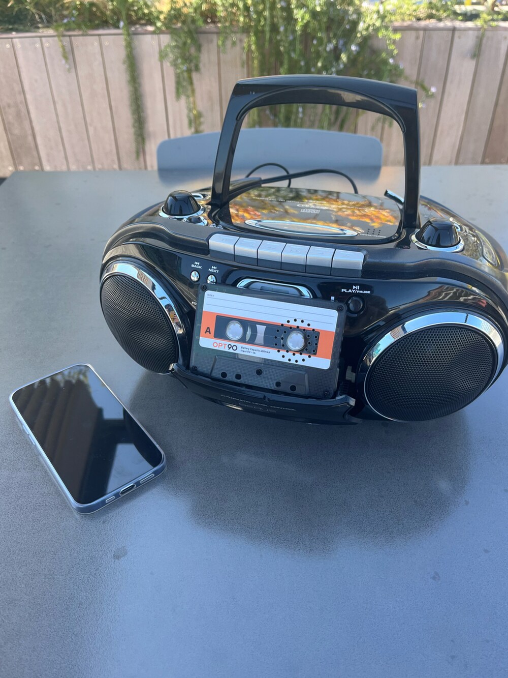 ブラック系のスピーカーを着用したレディースの春コーディネートの2枚目の写真