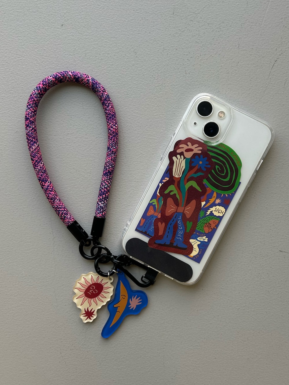 ホワイト系のTシャツ/カットソー、ホワイト系のエコバッグ/サブバッグ、ベージュ系のキャップを着用したレディースの春コーディネートの2枚目の写真