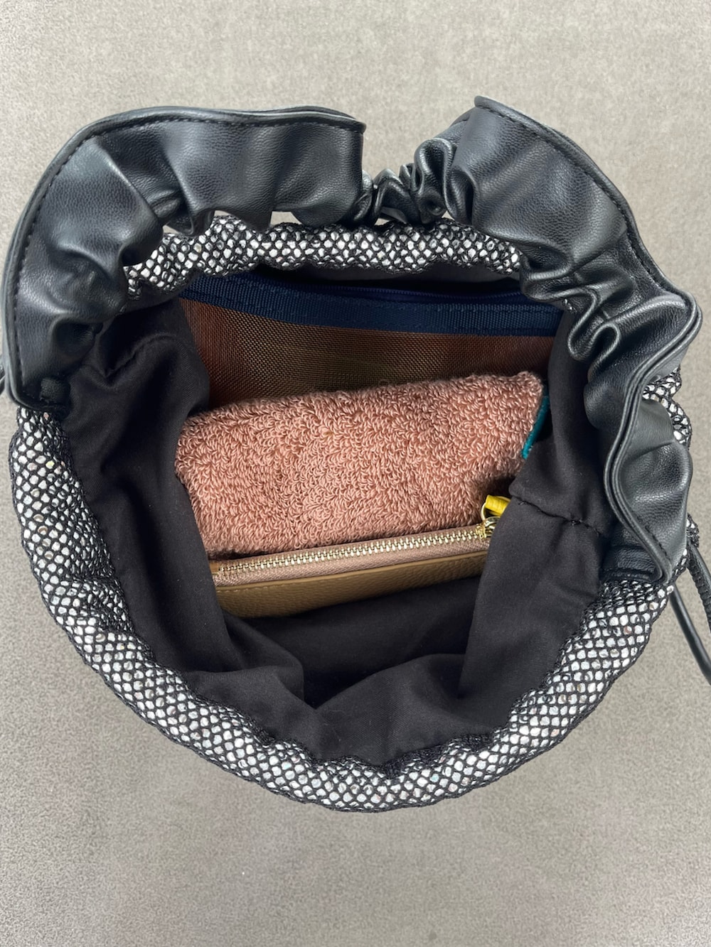 シルバー系のトートバッグ、イエロー系のコインケース、ピンク系のハンカチ/ハンドタオルを着用したレディースの春コーディネートの2枚目の写真