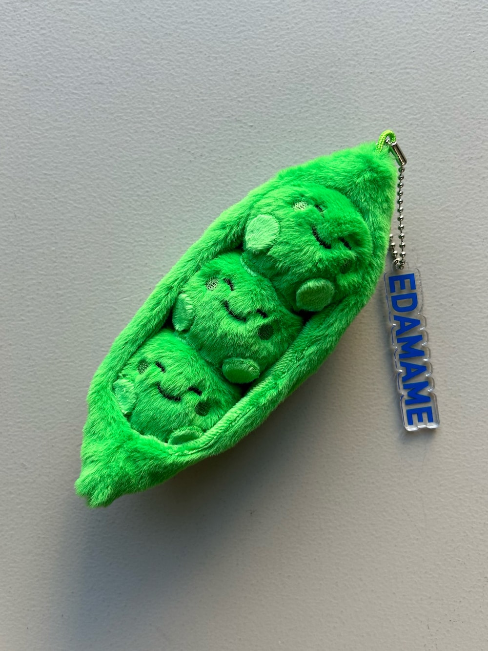 ベージュ系の財布、グリーン系のチャーム、その他のハンドケア/ハンドクリームを着用したレディースの冬コーディネートの3枚目の写真