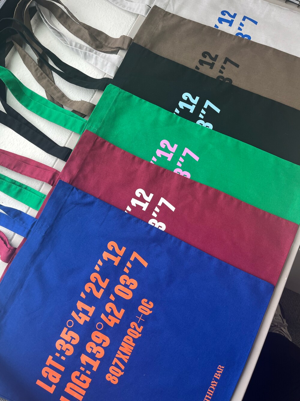 オレンジ系の財布、シルバー系のポーチ、その他のボディケア/ボディクリームを着用したレディースの春コーディネートの3枚目の写真