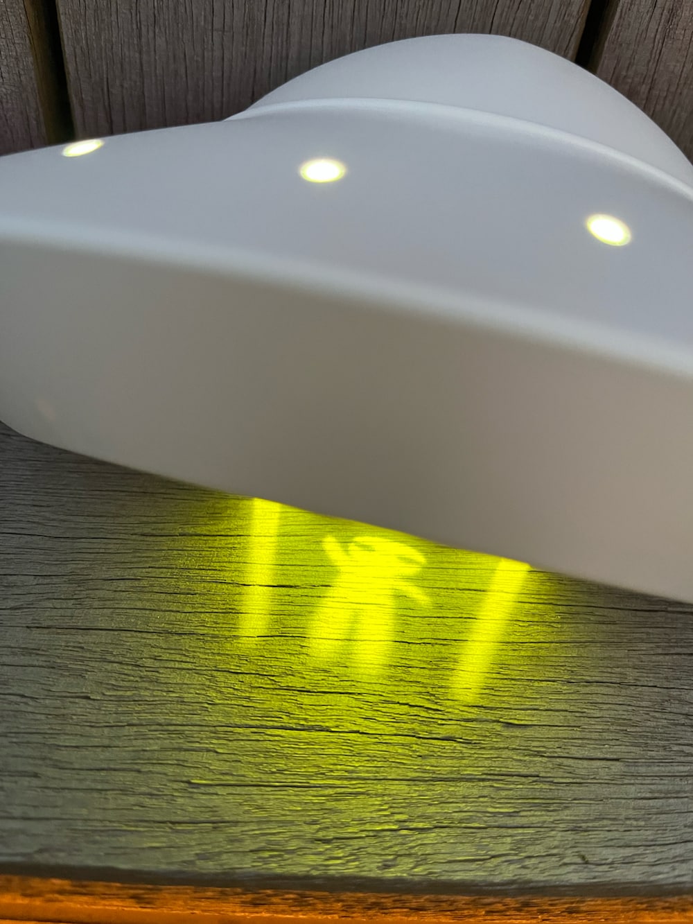 ホワイト系の照明を着用したレディースの秋コーディネートの2枚目の写真