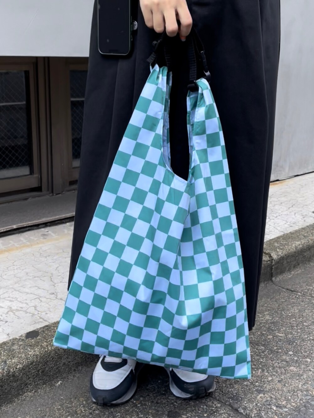 グリーン系のTシャツ/カットソー、ベージュ系のスカート、ブルー系のハンドバッグを着用したレディースの夏コーディネートの2枚目の写真