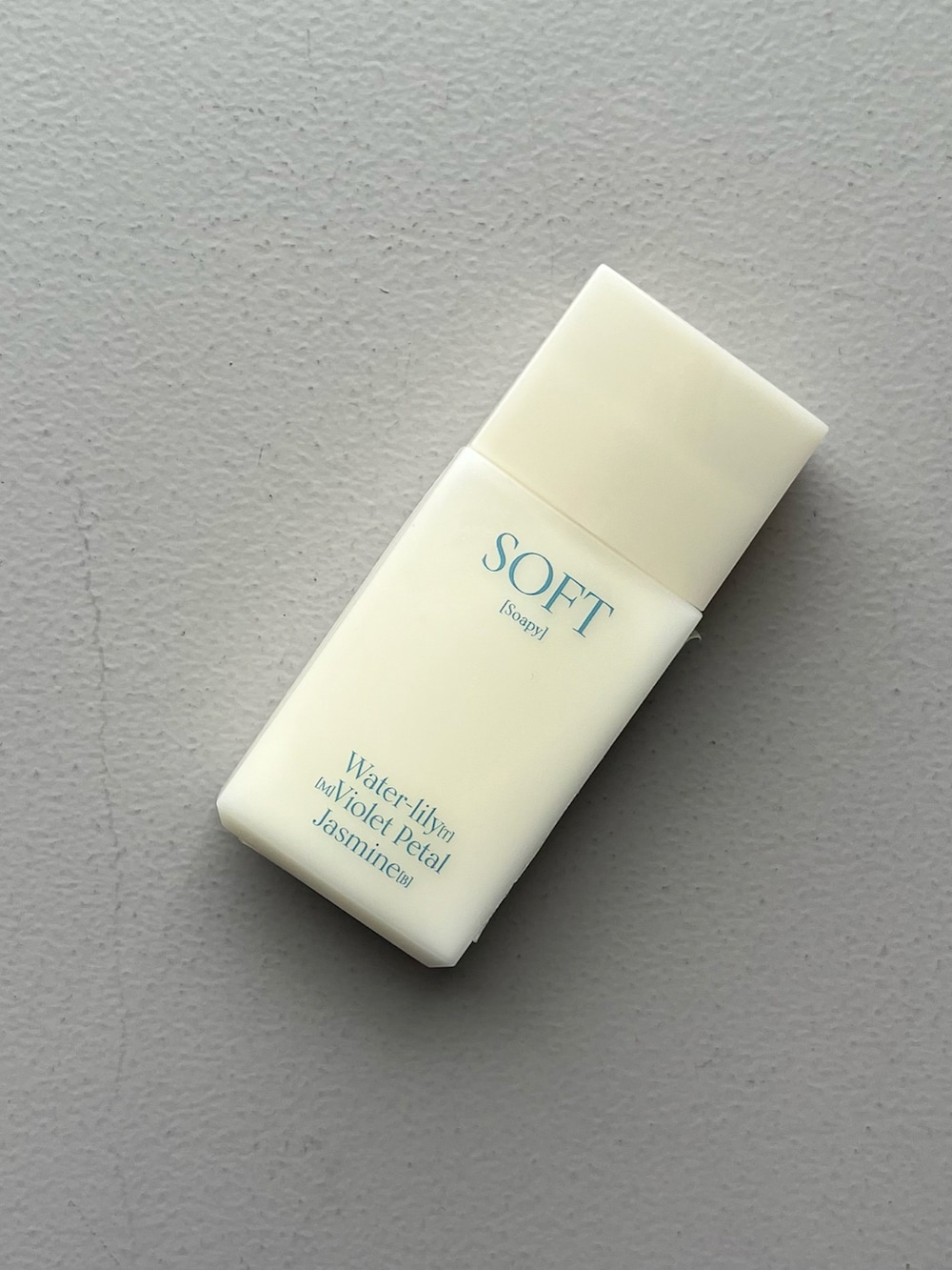 ホワイト系のハンドケア/ハンドクリーム、シルバー系の財布、ホワイト系のチャームを着用したレディースの秋コーディネートの5枚目の写真