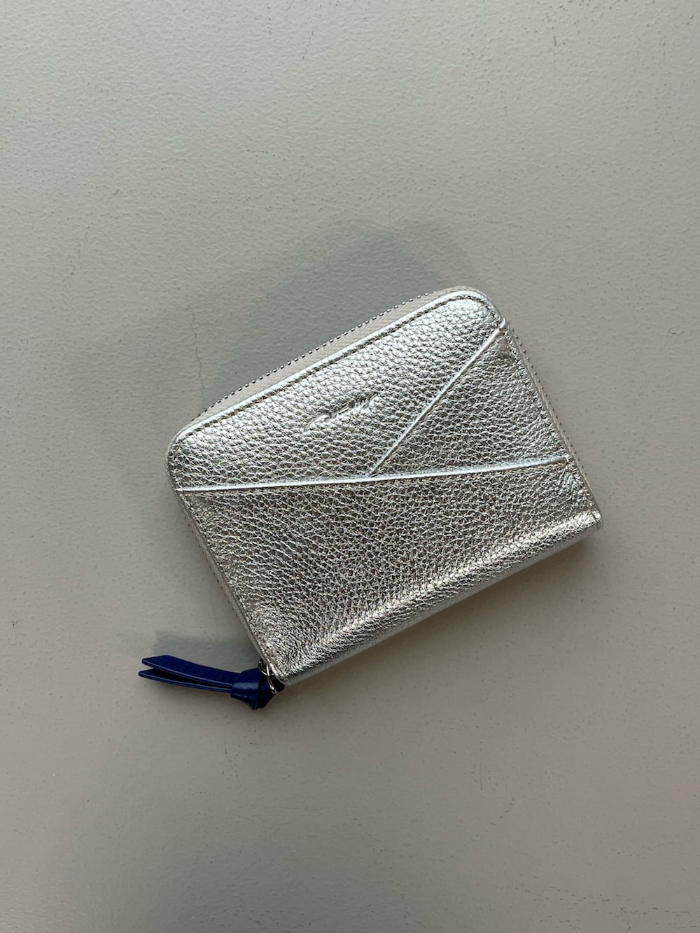 シルバー系の財布、ブルー系のハンカチ/ハンドタオル、ピンク系のキーケース/キーアクセサリーを着用したレディースの冬コーディネートの5枚目の写真