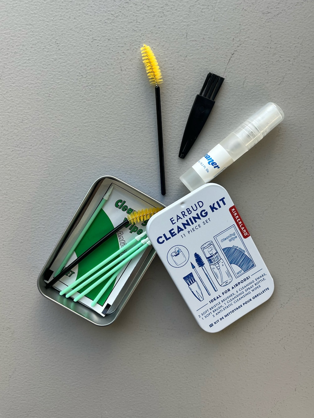 ブルー系のポーチ、ホワイト系のその他小物、グリーン系のスマホグッズを着用したレディースの春コーディネートの2枚目の写真