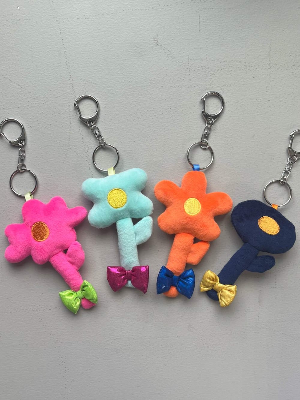 オレンジ系のトートバッグ、オレンジ系のポーチ、オレンジ系のスマホグッズを着用したレディースの春コーディネートの3枚目の写真