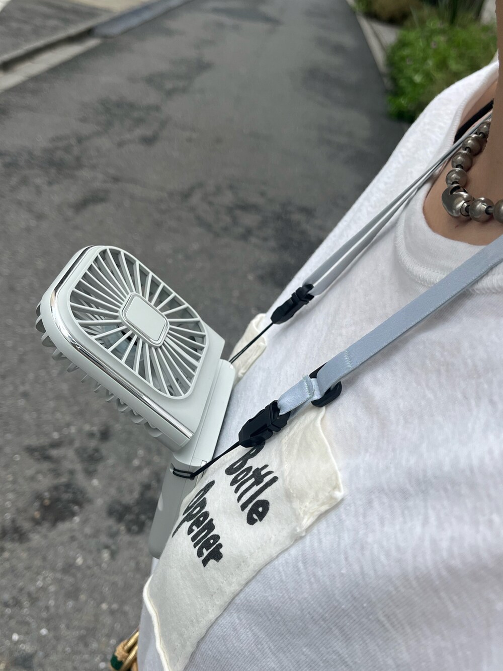 ホワイト系のスニーカー、その他のエコバッグ/サブバッグ、ベージュ系のスカートを着用したレディースの春コーディネートの3枚目の写真