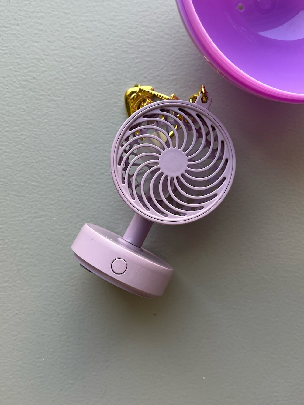 シルバー系の財布、グリーン系のステーショナリー、ピンク系の生活家電を着用したレディースの夏コーディネートの4枚目の写真