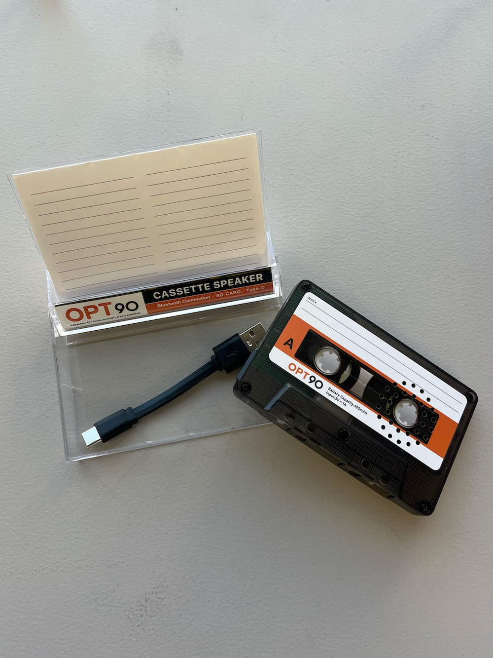 ブラック系のスピーカーを着用したレディースの春コーディネートの3枚目の写真