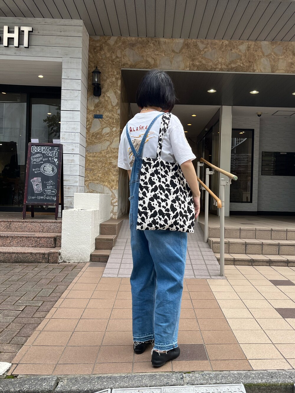 ブラック系のドレスシューズ、ホワイト系のTシャツ/カットソー、ホワイト系のトートバッグを着用したレディースの春コーディネートの2枚目の写真