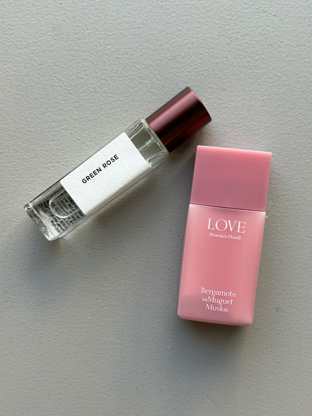 レッド系のポーチ、イエロー系の生活家電、ブルー系のチャームを着用したレディースの春コーディネートの4枚目の写真