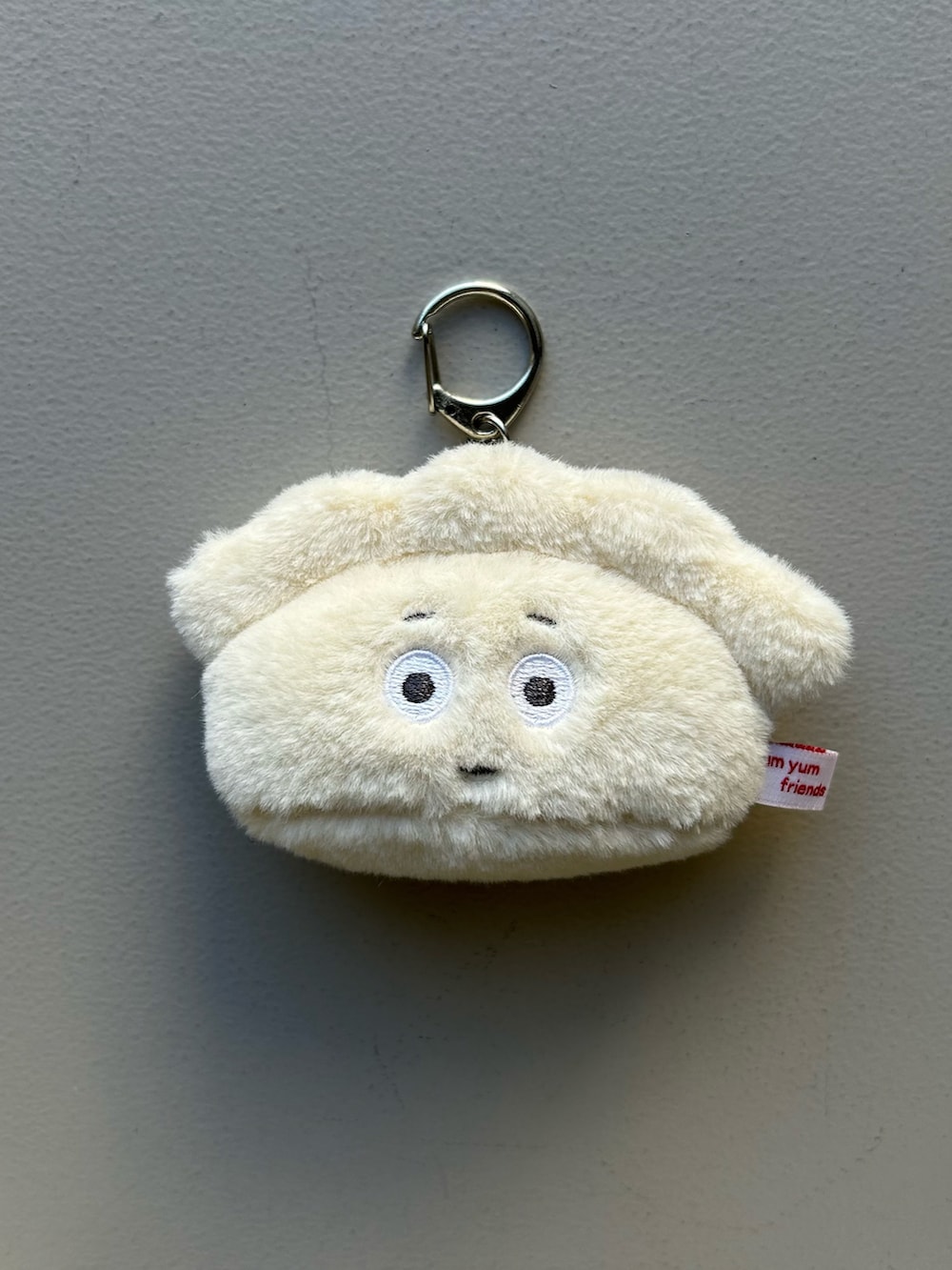 オレンジ系のエコバッグ/サブバッグ、ベージュ系の財布、グレー系のスマホグッズを着用したレディースの春コーディネートの2枚目の写真