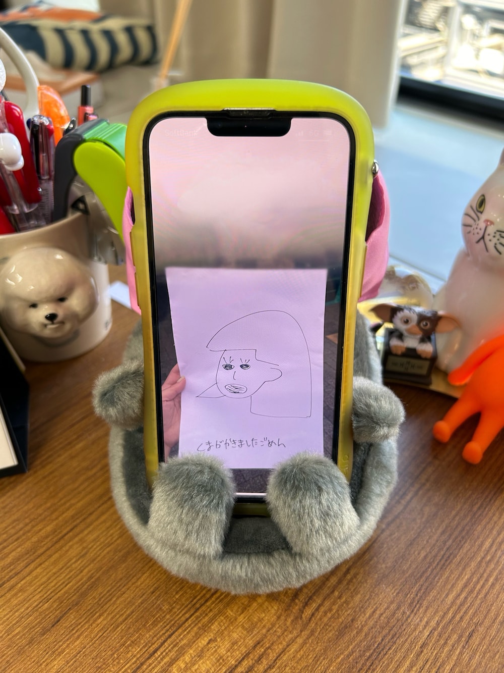 グレー系のスマホグッズを着用したレディースの春コーディネートの2枚目の写真
