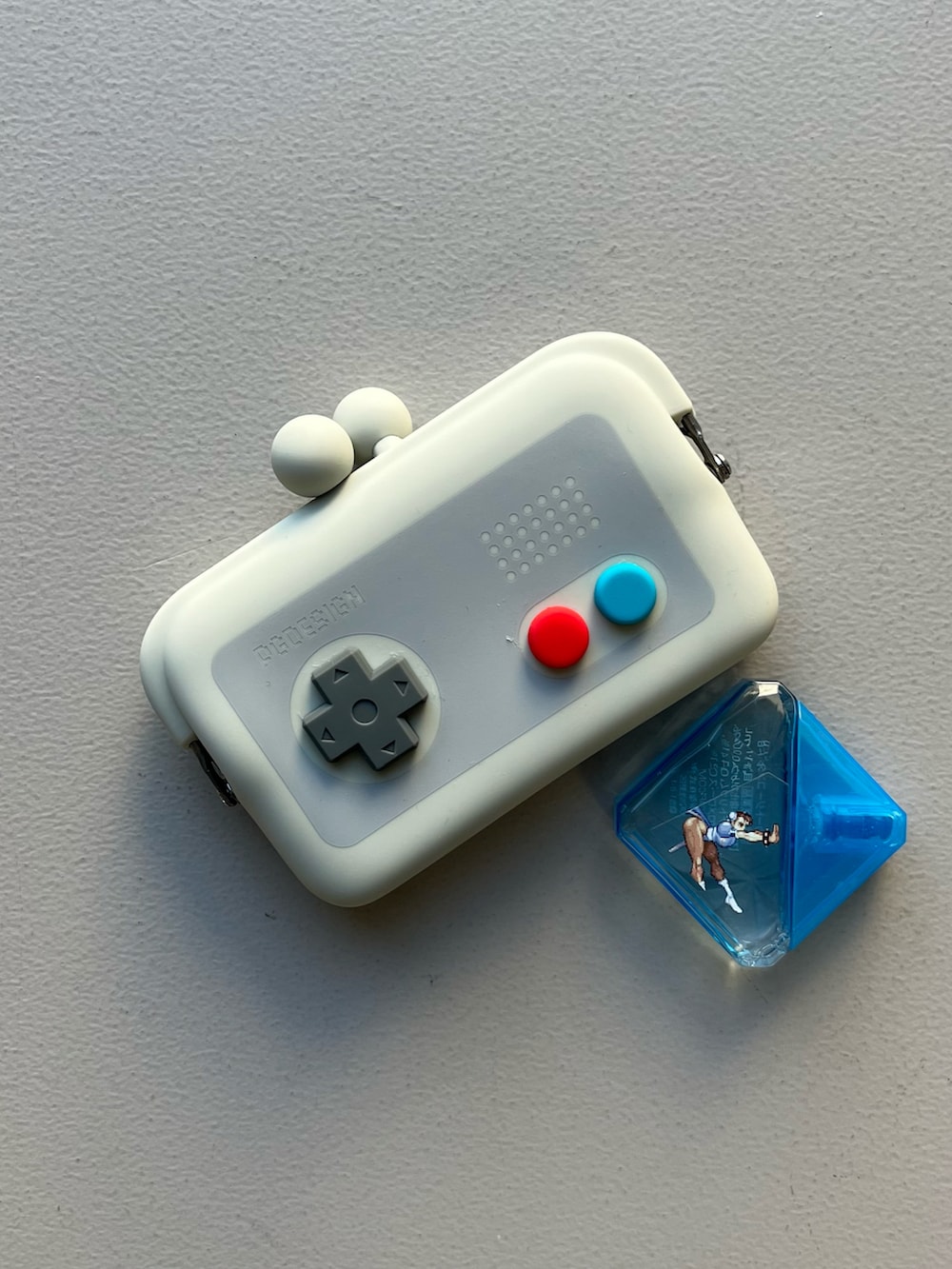 ピンク系のハンドケア/ハンドクリーム、ベージュ系の財布、ブルー系の生活家電を着用したレディースの冬コーディネートの2枚目の写真