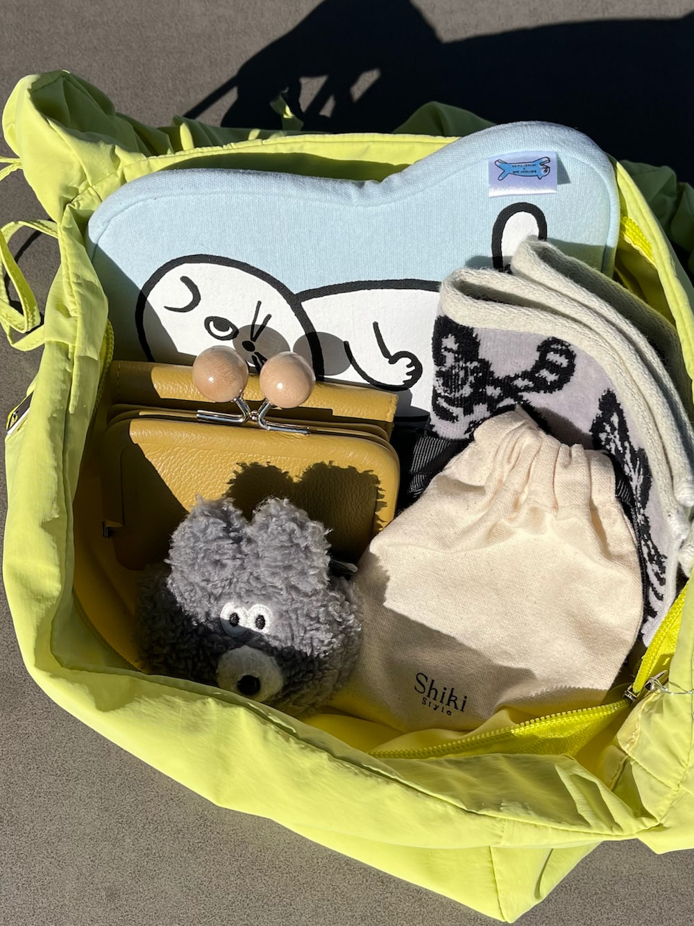 グリーン系のショルダーバッグ、グレー系のヘッドフォン/イヤホン、グレー系のハンカチ/ハンドタオルを着用したレディースの冬コーディネートの2枚目の写真