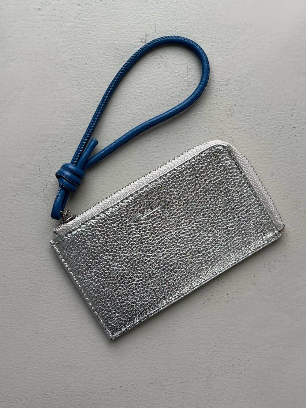 ホワイト系のエコバッグ/サブバッグ、イエロー系の財布、イエロー系のサングラスを着用したレディースの春コーディネートの5枚目の写真