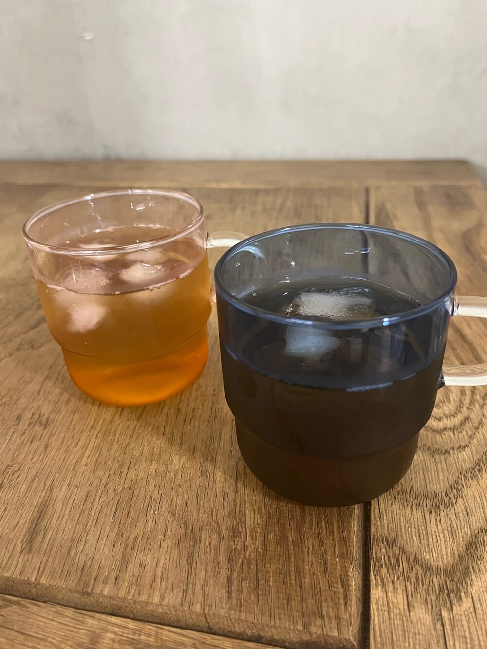 ブルー系のグラス/マグカップ/タンブラーを着用したレディースの夏コーディネートの2枚目の写真