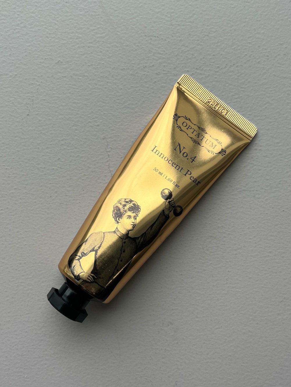 イエロー系の財布、その他のハンドケア/ハンドクリームを着用したレディースの夏コーディネートの4枚目の写真