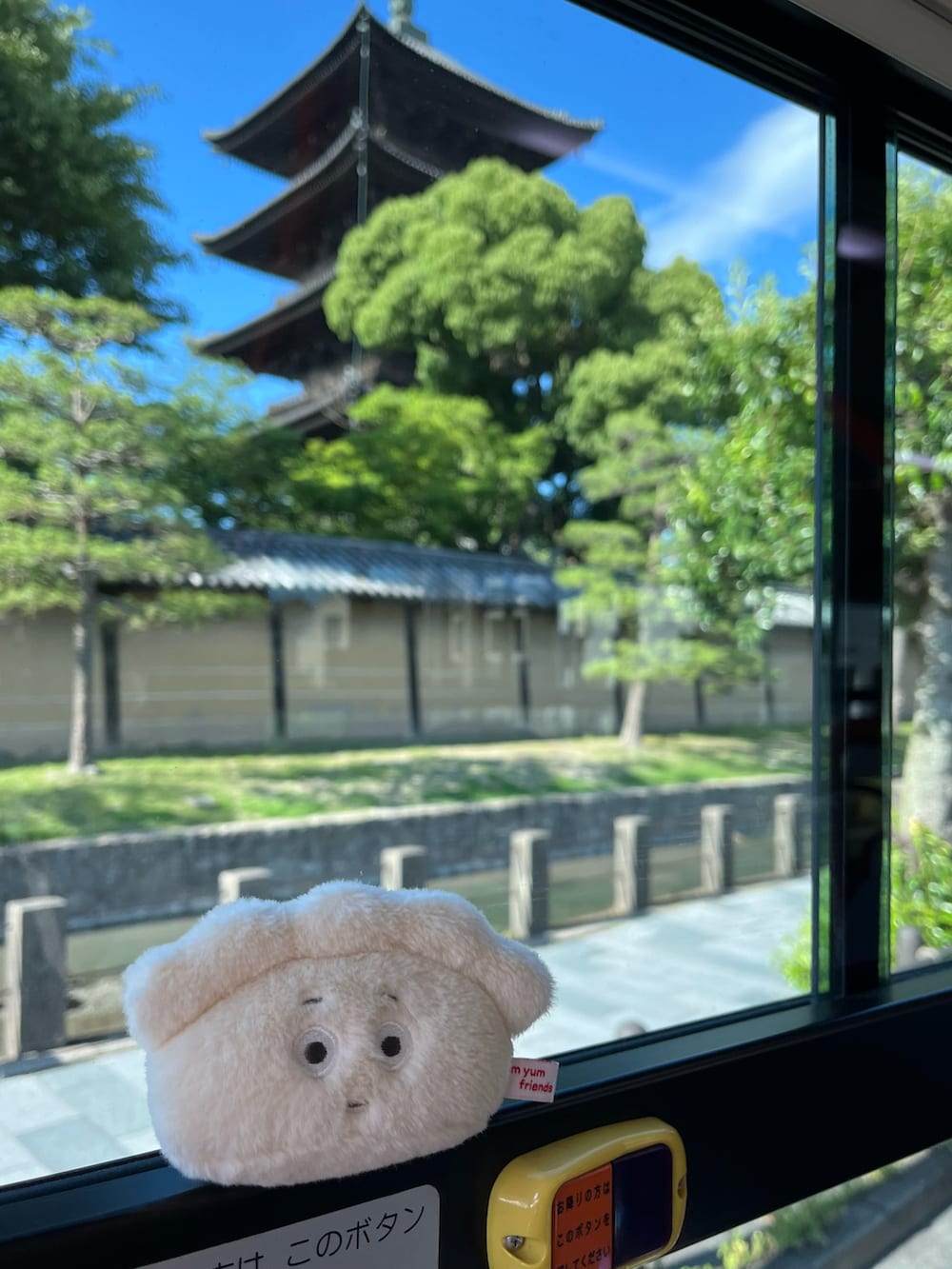 ホワイト系のチャームを着用したレディースの夏コーディネートの2枚目の写真