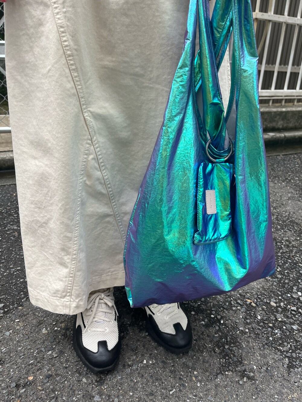 ホワイト系のスニーカー、その他のエコバッグ/サブバッグ、ベージュ系のスカートを着用したレディースの春コーディネートの2枚目の写真