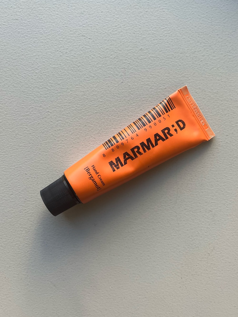 オレンジ系のチャーム、グリーン系のチャーム、その他のハンドケア/ハンドクリームを着用したレディースの春コーディネートの5枚目の写真