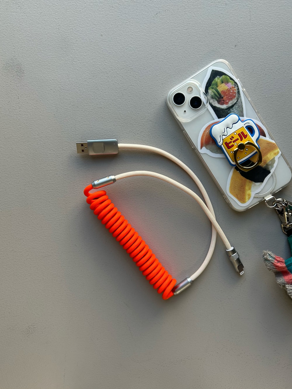 グレー系のエコバッグ/サブバッグ、グリーン系の財布、オレンジ系のスマホグッズを着用したレディースの秋コーディネートの5枚目の写真